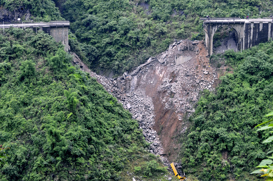 重庆一座建成12年大桥垮塌 货车坠20米山谷司机受伤