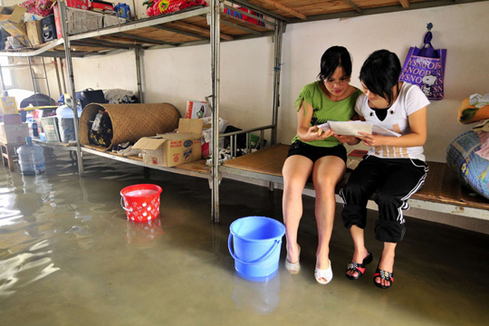 广西强降雨灾区师生水上