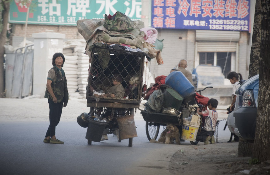  北京现八口流浪家庭 幼童与狗同笼 