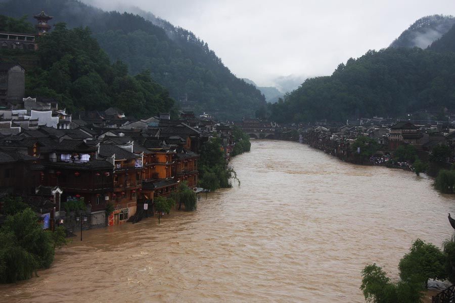  暴雨袭击湖南凤凰古城 已致6人死亡 