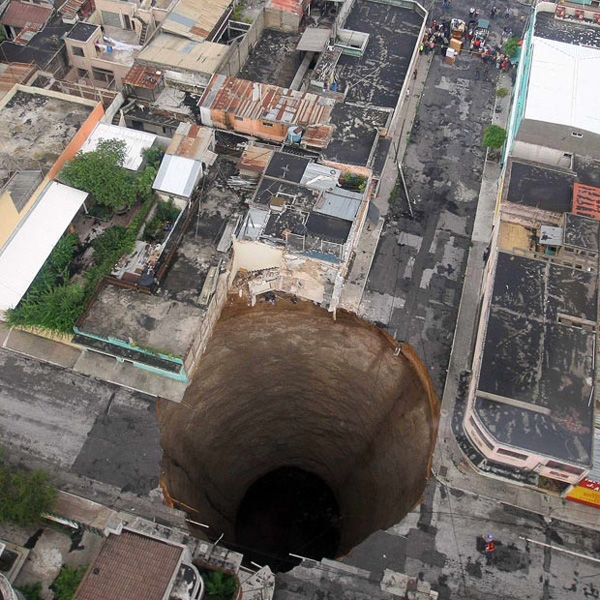 盘点世界奇异“天坑”：最深天坑数墨西哥天坑335米深