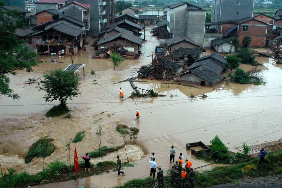 闽赣发最高级别暴雨预警 居民受灾严重