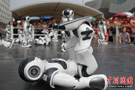 世博法国馆机器人首次馆外表演“舞蹈”