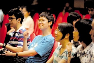 北京市理科状元李泰伯信心十足地和其他考生一起在等候区等待面试
