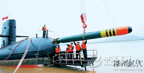 东海舰队某潜艇支队进行码头应急吊装鱼雷演练。