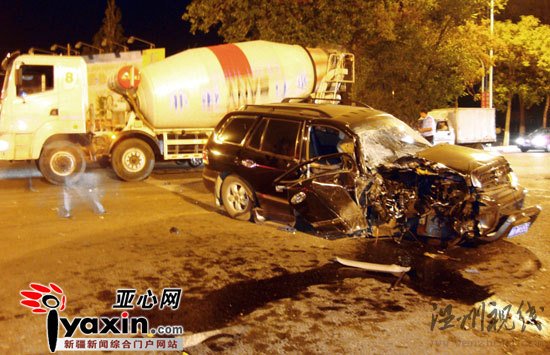 图为事故现场，北京现代 越野车经撞击后，弹出几米远，交警正在事故现场勘验。