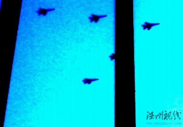 网友发出的被称为“青岛上空多架战机飞过”的照片