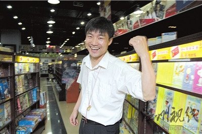 胡忠为他的纸老虎而骄傲。图/CFP 