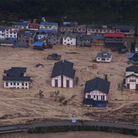 四川突发泥石流 5-12地震后新房被埋