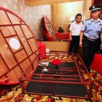 西安警方突击娱乐场所 现场拆除合欢床