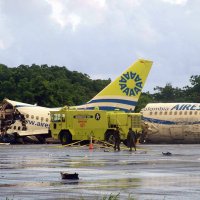 哥伦比亚客机遭雷击迫降断成三截致1死120伤