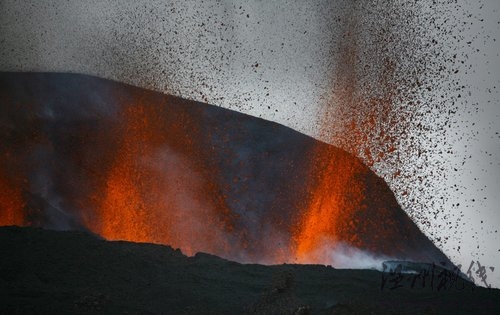 冰岛火山持续喷发 熔岩从火山口射出(组图)