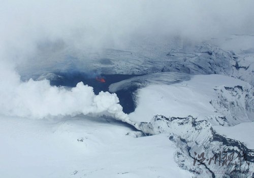 冰岛火山持续喷发 熔岩从火山口射出(组图)