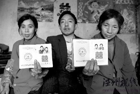 男子意外娶得两名妻子后3人相处和睦(图)
