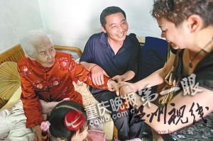 百岁老太五世同堂办百桌寿宴