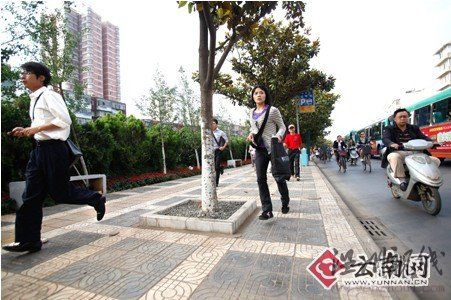 副市长被堵上班路上下车参与指挥交通(组图)