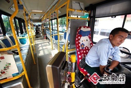 副市长被堵上班路上下车参与指挥交通(组图)