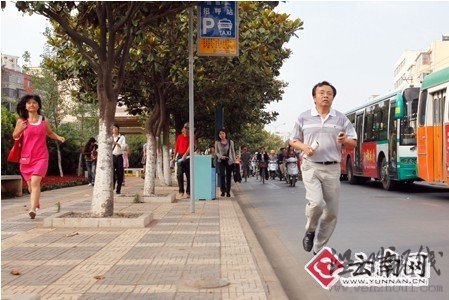 副市长被堵上班路上下车参与指挥交通(组图)