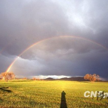 内蒙古大草原出现罕见“双彩虹”奇观(图)