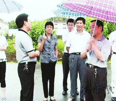 网友曝县人大副主任让下属为其打伞(图)