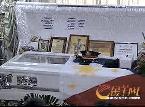 菲律宾电视新闻截图显示，门多萨的棺木上一度覆盖着菲国旗。