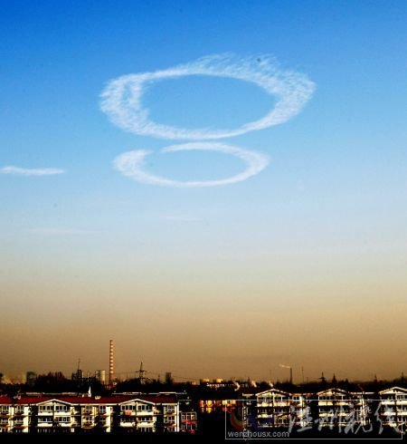 当天，南京板桥上空还出现奇怪巨型云圈，引起民众关注。