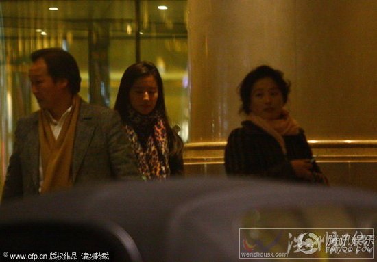 刘亦菲和妈妈、教父一起