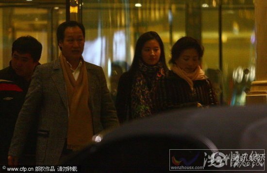刘亦菲和妈妈、教父一起