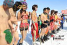 新疆天山天池国际滑雪场上的裸体滑雪者
