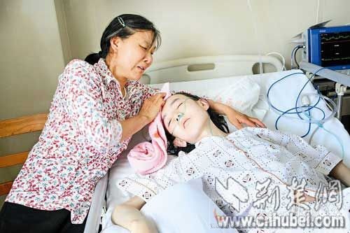 天门妇女孙国香和她因沉迷网游而重病缠身的儿子王刚(资料图 5月10日)