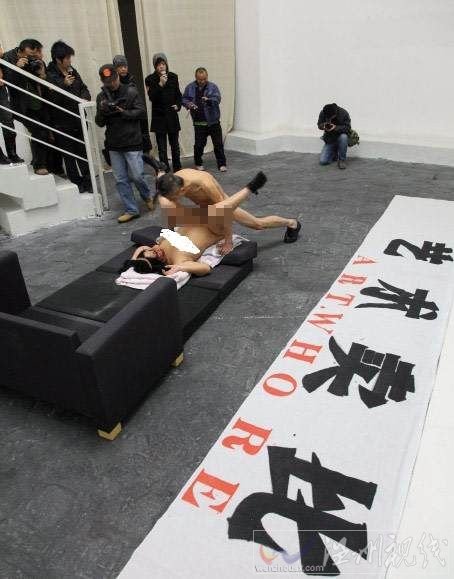 3月20日，成力正在进行行为艺术表演，表演之后他和搭档就被警方带走了。