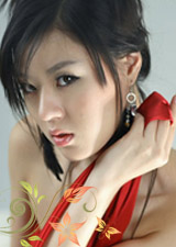黄美姬红色裙子的图片 韩国美女车模黄美姬红布缠着当裙子