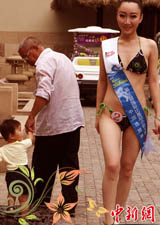 比基尼小姐北京赛区的模特跑到大街上 比基尼模特引路人流口水