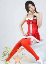 黄美姬博客发布的照片 圣诞装是红色吊带裙和高筒红色丝袜