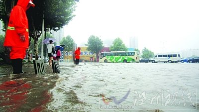 南京暴雨图片