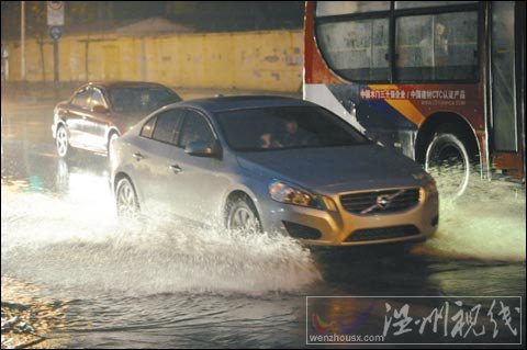 沈阳大到暴雨 552名交警雨中值勤