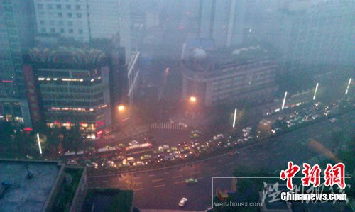 成都市区降暴雨昼如夜