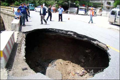 陕西佛坪境内108国道因暴雨再度交通中断