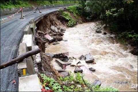 陕西佛坪境内108国道因暴雨再度交通中断