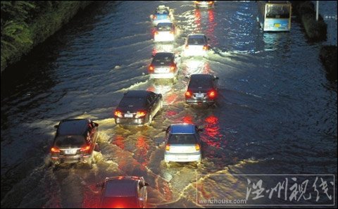 成都中心城区遭受雷击 引发大面积停电