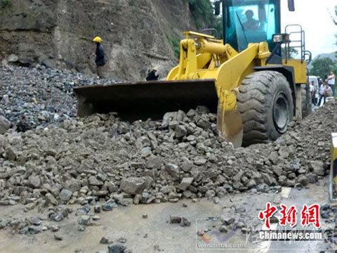 甘肃宕昌县遭暴洪泥石流灾害致1人死亡