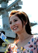 2011香港小姐总决赛前三甲得主和国际亲善小姐登上里根号航空母舰