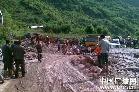 云南云龙发生泥石流 公路中断二百余人被堵
