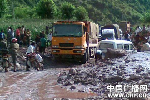 云南云龙发生泥石流 公路中断二百余人被堵