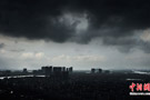 浙江绍兴出现罕见强对流天气 瞬间白昼如夜电闪雷鸣暴雨如注