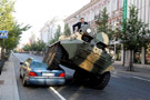 立陶宛首都市长有封建酋长的作风驾装甲车碾违停奔驰豪车