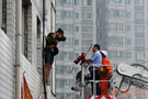 西安女子跳楼 民警急中