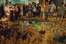 深圳罗湖区黄贝岭漏电的路灯电死少年 村民把尸体埋在沙土盼回生
