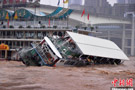 重庆翻船 重庆嘉陵江翻船事故被洪水冲翻的餐饮船上有11人落水