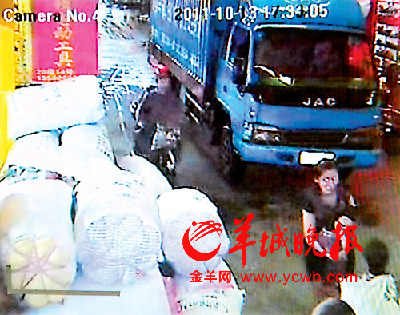 两车先后碾压2岁女童 路人见死不救